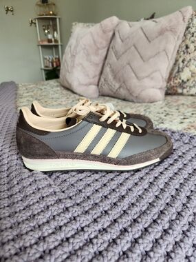 Sz 9.5 Women's Adidas Sneakers